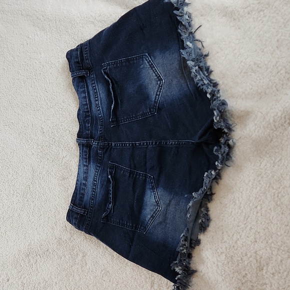 Distressed 3x jean denim shorts, cutoff look dark denim. Perfect for summer days - Picture 4 of 6